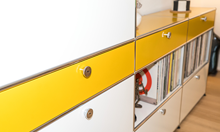 Südhang Arbeitsintegration & Handels AG Referenz Privatkundin USM Haller Secondhand goldgelb reinweiss