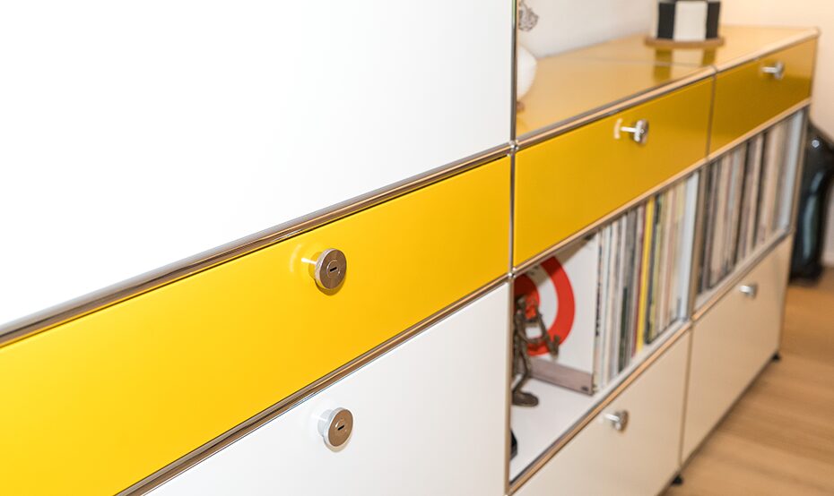 Südhang Arbeitsintegration & Handels AG Referenz Privatkundin USM Haller Secondhand goldgelb reinweiss