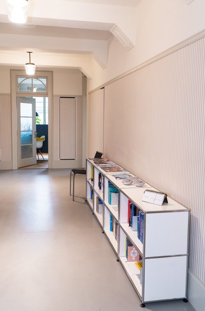 Südhang Arbeitsintegration & Handels AG Referenz BVM USM Haller Regal reinweiss Gang